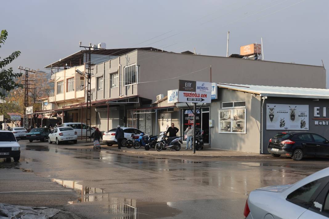 Otomobille çarpışan motosiklet sürücüsü havada taklalar attı 2
